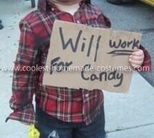 El disfraz más genial de un niño sin hogar.