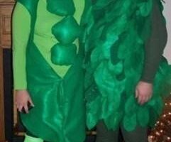 Vaina de judías verdes y disfraz de una alegre pareja de gigantes verdes