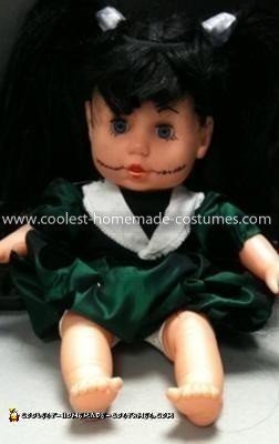Coolest Creepy Doll Costume - maquillaje con pestañas añadidas